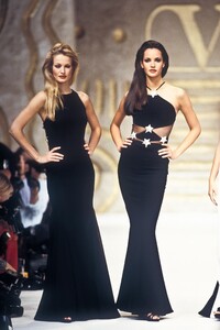 991033819_Valentino1993WomenRTW201.thumb.jpg.9a2e8e6921a8c6fd51fbd4a79e2a85cc.jpg