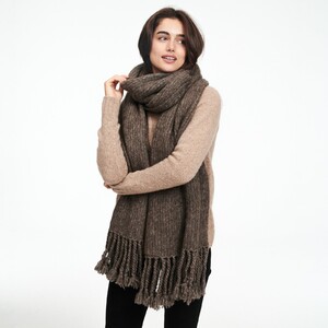 AC02104_OVERSIZED_FRINGE_SCARF_STONE_GRAY_W_08.thumb.jpg.43697c496b13563e161ce359db952a91.jpg