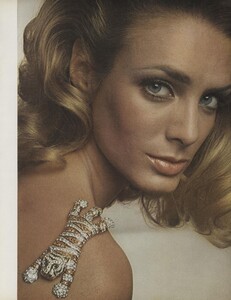 Beauty_Bulletin_US_Vogue_May_1965_02.thumb.jpg.4236255498d537e8a242c220ce1f0f02.jpg