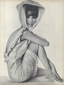 Beauty_Penn_US_Vogue_January_15th_1965_01.thumb.jpg.39437d095271354cc0d28d139de5c812.jpg