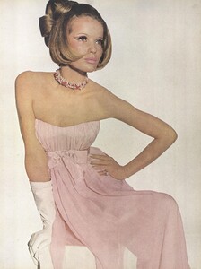 Beauty_Penn_US_Vogue_January_15th_1965_04.thumb.jpg.b0b4a2f13fec7e00d5bc0a8547af2a82.jpg