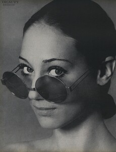 Beauty_US_Vogue_April_15th_1970_01.thumb.jpg.65e05767a6431839c4d9f63270045e2f.jpg