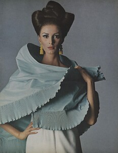 Beauty_US_Vogue_May_1965_04.thumb.jpg.71163097616d951ede6a9895e7f37785.jpg