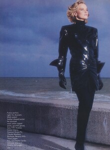 Bourdin_US_Vogue_December_1986_01.thumb.jpg.1f5f55267235c94e7f9a02d3f7c3fa04.jpg