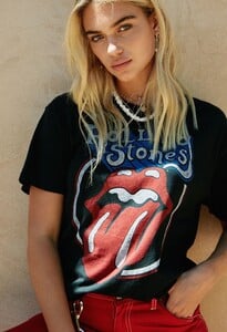 CB1265ROL726_ROLLINGSTONESCLASSICTONGUEBFTEE_EDITORIAL1_result.jpg