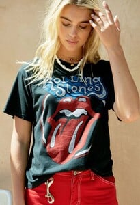 CB1265ROL726_ROLLINGSTONESCLASSICTONGUEBFTEE_EDITORIAL2_result.jpg