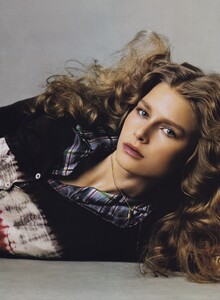 Celestial_Meisel_US_Vogue_April_2004_12.thumb.jpg.2d25c58569854cb2e605951851e6b64d.jpg