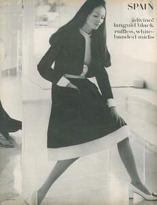 Clarke_US_Vogue_April_1st_1970_06.thumb.jpg.0b0923fd2f6d332d25a645739c0219cb.jpg