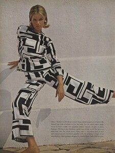 Clarke_US_Vogue_January_1st_1965_05.thumb.jpg.296d16474ed84884f1afbc7ef1990523.jpg