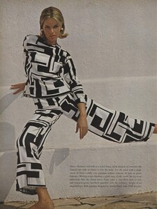 Clarke_US_Vogue_January_1st_1965_05.thumb.jpg.6ed8aeaf879b1ca23bf077bd28f07409.jpg