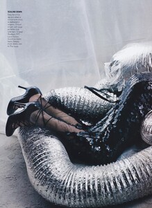 Demarchelier_US_Vogue_July_2004_07.thumb.jpg.e7a1f0bc44ca778534e47f3c617798ca.jpg