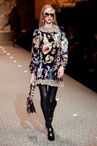 Dolce-And-Gabbana-RTW-FW18-Milan-6949-1519570655.thumb.jpg.32f4d6c0344a1d6a38a5b3005a4e5a76.jpg