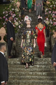 DolceGabbana_AltaModa_Firenze2020_CATWALK26-135661.thumb.jpg.cf0372d303660d7adb9c69c3358fe7b2.jpg