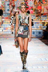 Dolce_Gabbana_woman_fashion_show_ss21_look_prioritari__13_-1600885660.thumb.jpg.bb7ea64fa77f7da159d49e9f44a507e1.jpg