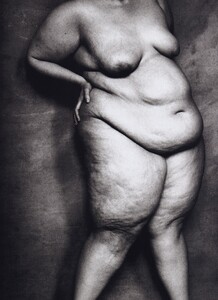 Epic_Penn_US_Vogue_April_2004_06.thumb.jpg.33d0232531cf05b8986506109acc9f29.jpg