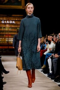 GIADA-RTW-FW18-Milan-2322-1519307898.thumb.jpg.c681a0f7ac28dd93082061c3d6d8a3a3.jpg