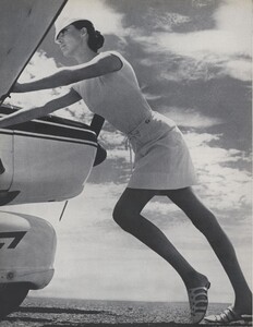 Gilded_Parkinson_US_Vogue_May_1965_03.thumb.jpg.393643d58e5fe796152cb30f9e6c0327.jpg
