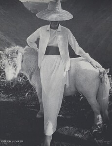 Gilded_Parkinson_US_Vogue_May_1965_11.thumb.jpg.b81498a2276d565c1bf90f823594d186.jpg