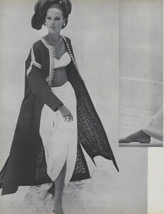 Gilded_Parkinson_US_Vogue_May_1965_13.thumb.jpg.933196b797d52be537a7d024e4eda3a8.jpg
