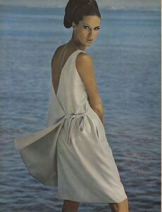 Gilded_Parkinson_US_Vogue_May_1965_15.thumb.jpg.94fa79251d92cef0263497339e8cc7c8.jpg