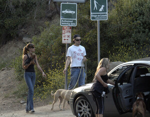 Gisele_and_Leo_visits_his_mother_in_L_A__May_172C_2003_28329.jpg