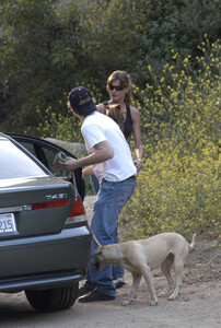 Gisele_and_Leo_visits_his_mother_in_L_A__May_172C_2003_28529.jpg