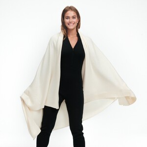 HE71102_KILO_CASHMERE_BLANKET_WHITE_06.thumb.jpg.d050a12a992be6a53aabdbbe2404b4fa.jpg