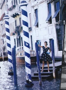 Holiday_Demarchelier_US_Vogue_December_1990_11.thumb.jpg.12a11a125fe11540eb33de4e44d508e6.jpg
