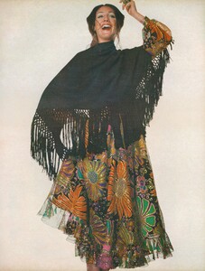 Joie_Penn_US_Vogue_April_1st_1970_02.thumb.jpg.55e98ea7145cee4be3dc38f2b0add194.jpg