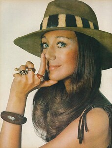 Joie_Penn_US_Vogue_April_1st_1970_03.thumb.jpg.32b4b79e379b42f76d2ac5de4d4176f8.jpg