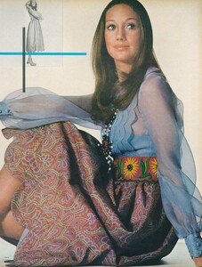 Little_Dress_US_Vogue_April_1st_1970_06.thumb.jpg.b93bfbe98b240aeb438d1c399714c477.jpg