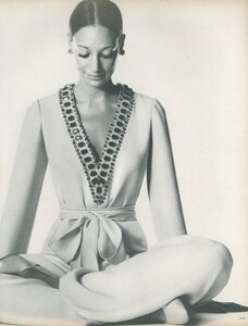 Norell_Penn_US_Vogue_April_1st_1970_02.thumb.jpg.57bb915b99bd5dd328d19aa513475152.jpg