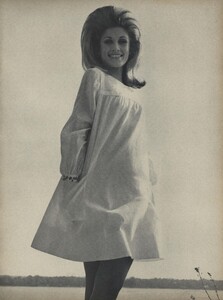 Parkinson_Horst_US_Vogue_January_1st_1965_10.thumb.jpg.091e1722e297425b4bff13b30eb45eec.jpg