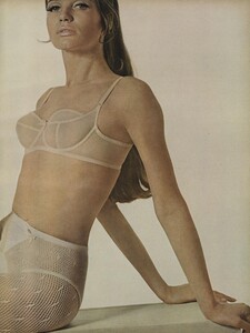 Penati_US_Vogue_March_1st_1966_06.thumb.jpg.3dfc38c6272f34190002116807fb24bf.jpg