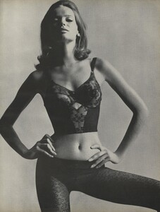 Penati_US_Vogue_March_1st_1966_08.thumb.jpg.98a5a6ea7cd6dff96656de8fe4e1109e.jpg