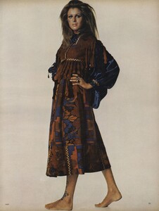 Penati_US_Vogue_October_15th_1970_04.thumb.jpg.48558558a1a0ee13a22d3f635e064a3e.jpg