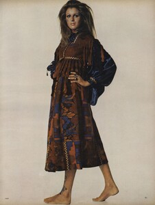 Penati_US_Vogue_October_15th_1970_04.thumb.jpg.706df140c573f2d5979012b4c6198c15.jpg