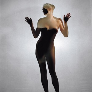 Penn_US_Vogue_July_1997_04.thumb.jpg.120072fd7782eff83be36487cd66006d.jpg