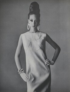 Penn_US_Vogue_May_1965_01.thumb.jpg.3181a1a9dc38ce92a66c47b4e4e86fb1.jpg