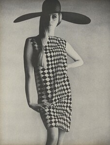 Penn_US_Vogue_May_1966_03.thumb.jpg.5009e87ca68116207cc0bfcfee5483a0.jpg