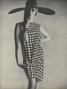 Penn_US_Vogue_May_1966_03.thumb.jpg.a8b7e90a8d25be4930769db1a8a30403.jpg