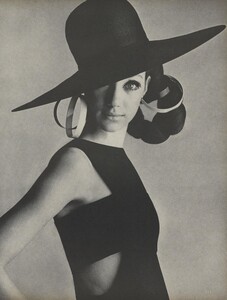 Penn_US_Vogue_May_1966_06.thumb.jpg.0a68156bd3d01309ae38a76e005c13e0.jpg