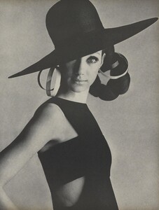 Penn_US_Vogue_May_1966_06.thumb.jpg.5a97162b0343daf10fe72d60f56100d8.jpg