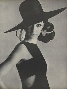 Penn_US_Vogue_May_1966_06.thumb.jpg.f91ec644d74c805a647d71946c16b7b6.jpg