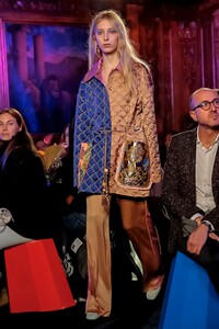Peter-Pilotto-RTW-FW18-London-5198-1518986307.thumb.jpg.29a8a9880857bc6af822a43d6ae00347.jpg