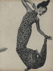 Romantic_Stern_US_Vogue_March_15th_1966_02.thumb.jpg.553088b363b37720443b836b4045f83e.jpg