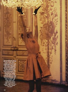 Romantic_von_Unwerth_US_Vogue_December_1990_07.thumb.jpg.e932c089e579619f432c2fe88c6f4697.jpg