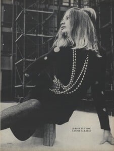 Rubartelli_US_Vogue_January_15th_1965_04.thumb.jpg.0657396786b1e578a051dc9070d01827.jpg