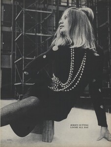 Rubartelli_US_Vogue_January_15th_1965_04.thumb.jpg.29860f98590ac2df6b60a8fb79d55251.jpg