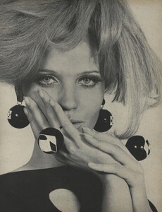 Rubartelli_US_Vogue_March_15th_1966_02.thumb.jpg.5a161b558084d3c0c7ded9b3323c8a27.jpg